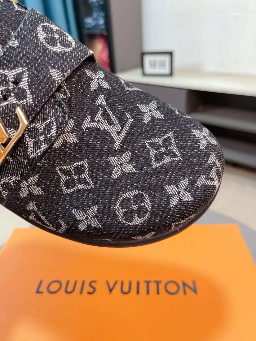 Men's shoes 💰360🌸🌸LV Easy 2025 new men's casual sandals and slippers, made of suede cow leather, with Monogram pattern to highlight the trendy style. Adjustable straps illuminated with LV letters, while a resilient insole and micro outsole provide lightweight comfort. Made of suede cow leather with embossed Monogram pattern and brand element metal hardware✅Adjustable straps➕Tough insole‼ ️Micro outsole. Comfortable and easy to wear‼ ️ size：38-45